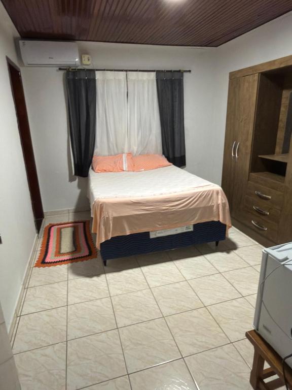 Ένα ή περισσότερα κρεβάτια σε δωμάτιο στο Suíte casal 01