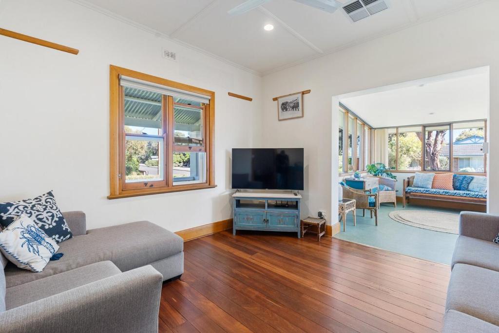 Μια τηλεόραση ή/και κέντρο ψυχαγωγίας στο Bungalow on Hutton - Coastal Charm in Port Elliot