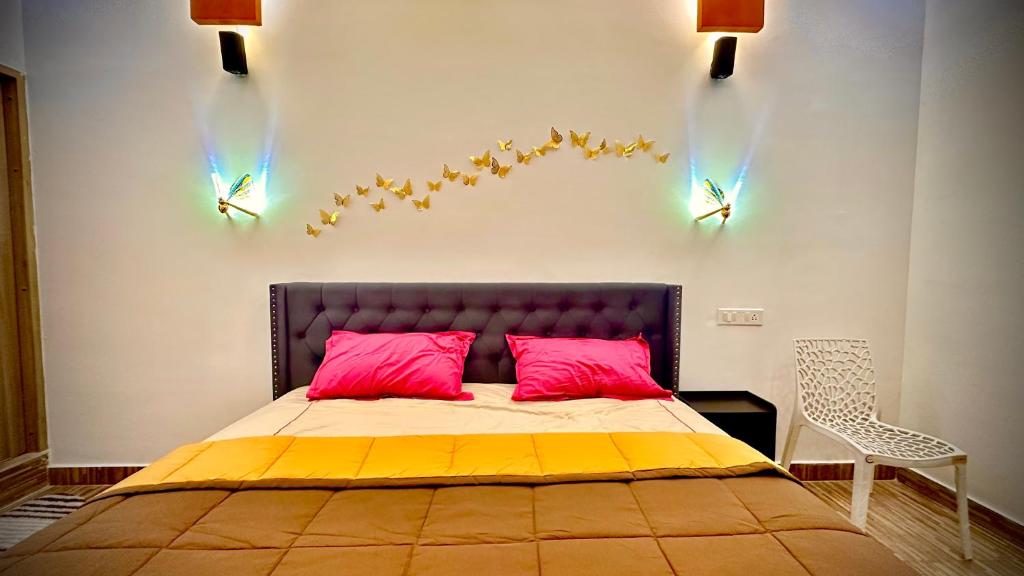 ein Schlafzimmer mit einem Bett mit Sternen an der Wand in der Unterkunft Villa 25 Eat-Sleep-Beach-Repeat in Kilpettai
