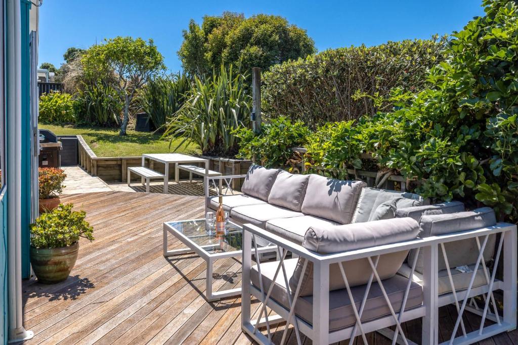 Waiheke IslandCasa Sol - Central Oneroa Retreat的木制甲板上配有沙发的庭院