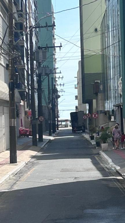 une rue vide dans une ville avec de grands immeubles dans l'établissement Ludgero BLU MARE BC, à Balneário Camboriú