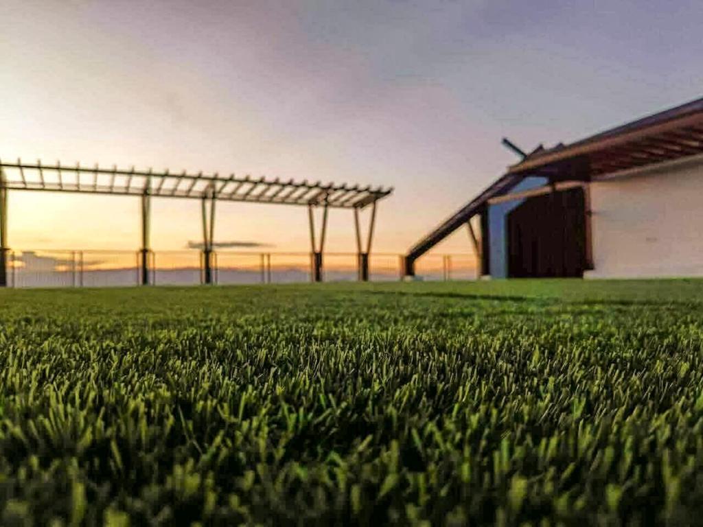 Η ανατολή ή δύση του ηλίου όπως φαίνεται από αυτό το διαμέρισμα ή από εκεί κοντά