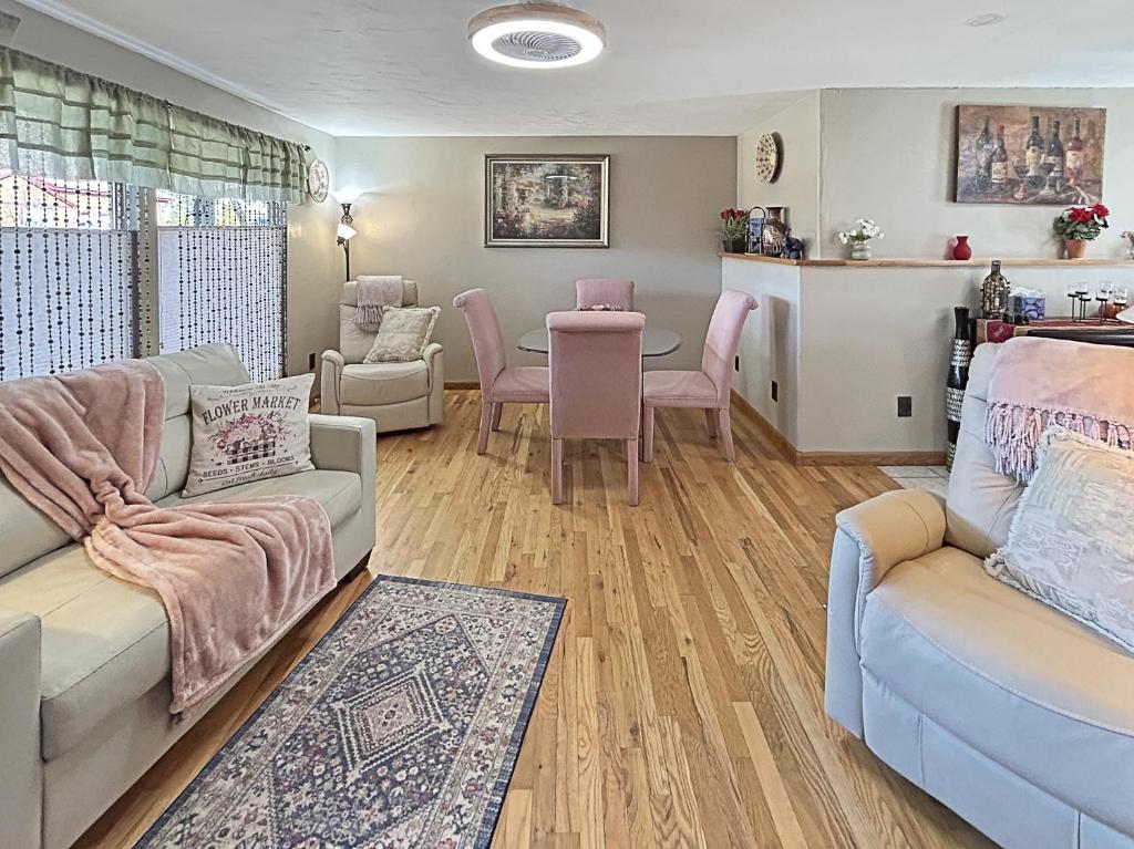 Posezení v ubytování Roaring Fork Retreat home