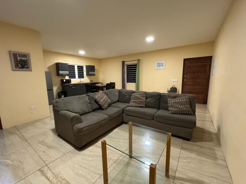 Khu vực ghế ngồi tại ZEMMA Apartments