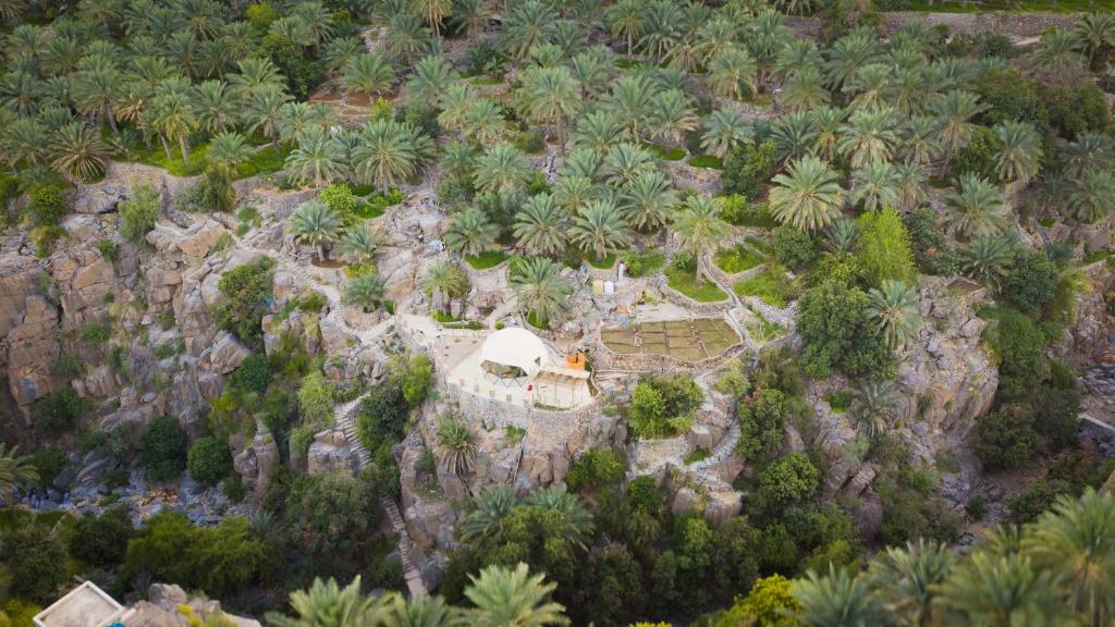 una vista aérea de una casa en una montaña en Rabwa Geodesic Dome, en Misfāh