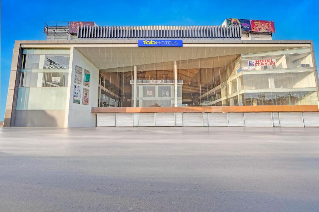 Un edificio con un cartel encima en FabHotel Stay In, en Vadodara