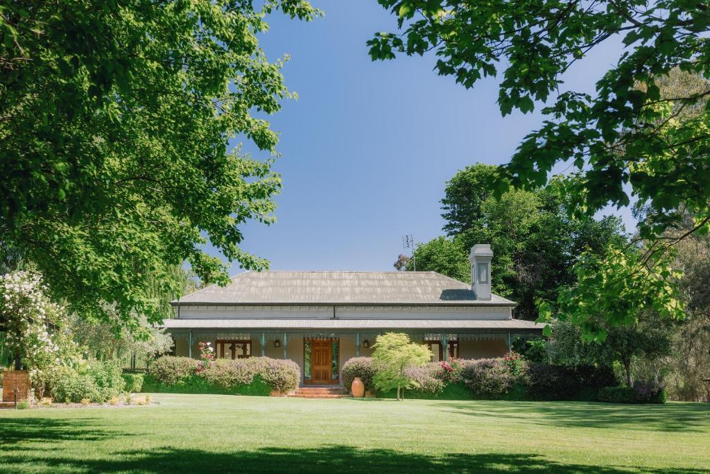 een huis met een groen gazon ervoor bij Nook Farm in Nagambie