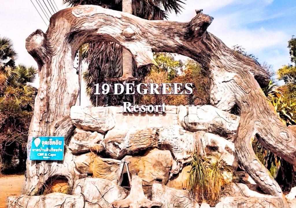 ein Schild für das disneys Resort in der Unterkunft 19 Degrees Resort in Sai Yok