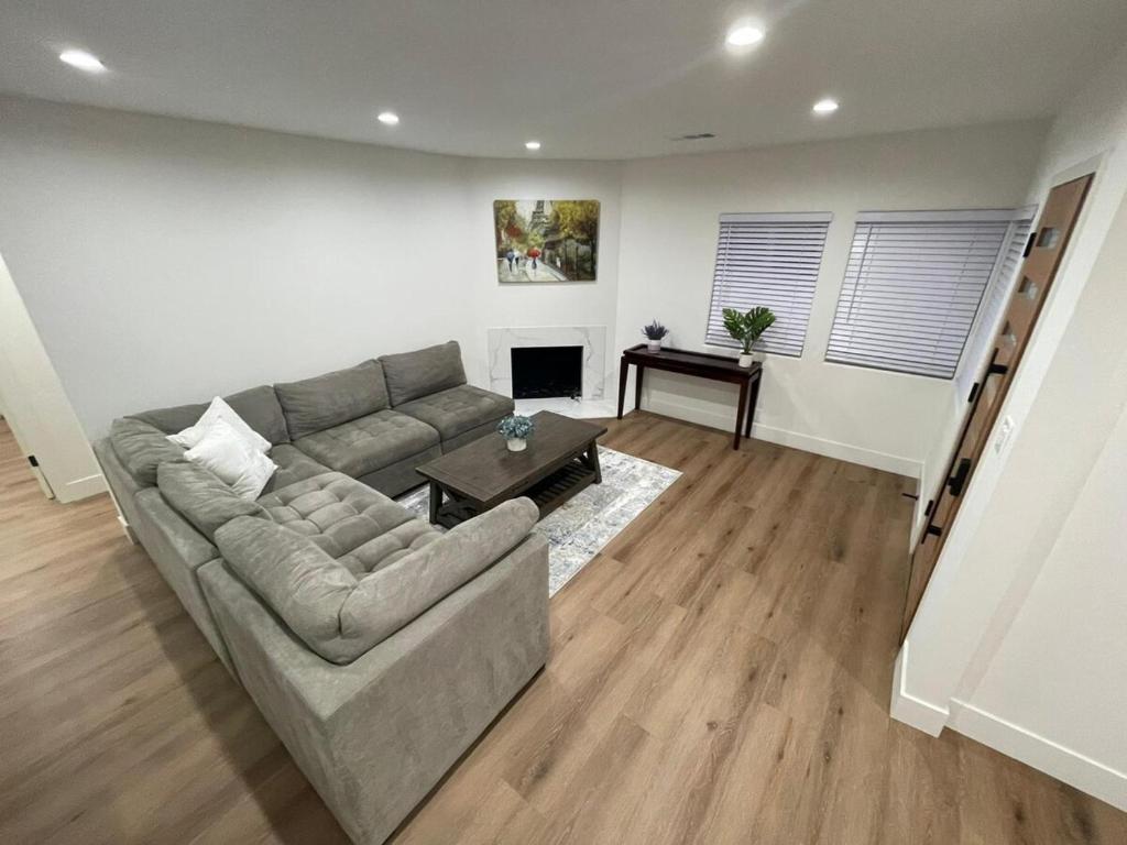 Posezení v ubytování 2 bedroom Cozy house in heart of Burbank