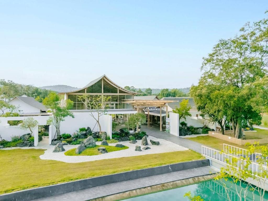 une vue aérienne d'une maison avec un jardin dans l'établissement Kiyomizu Onsen & Glamping Resort Saraburi, à Ban Nong Nak