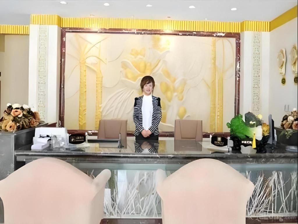 Členové personálu v ubytování Weihai Huayu Business Hotel