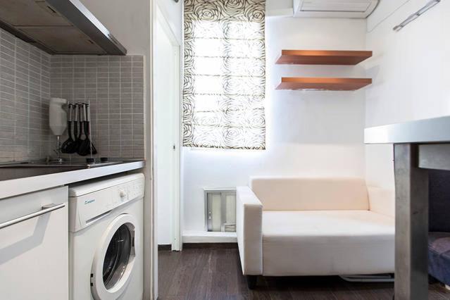 マドリードにあるPiramides 2 Apartmentのキッチン(洗濯機、白い椅子付)