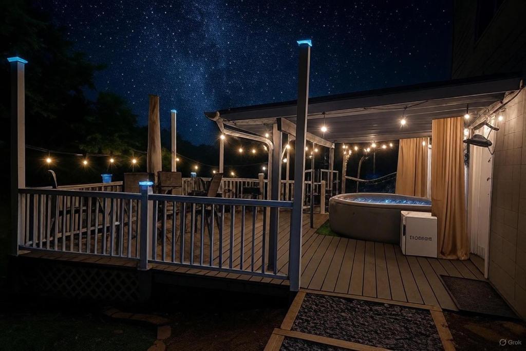 eine Terrasse mit Badewanne in einer sternenklaren Nacht in der Unterkunft House Near Bju, Furman, & Town in Greenville