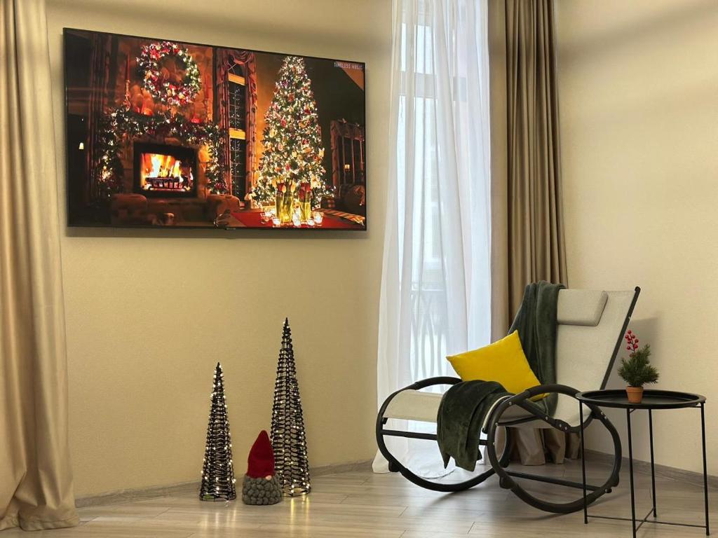 Μια τηλεόραση ή/και κέντρο ψυχαγωγίας στο Apt with Terrace to chill and Mountain View