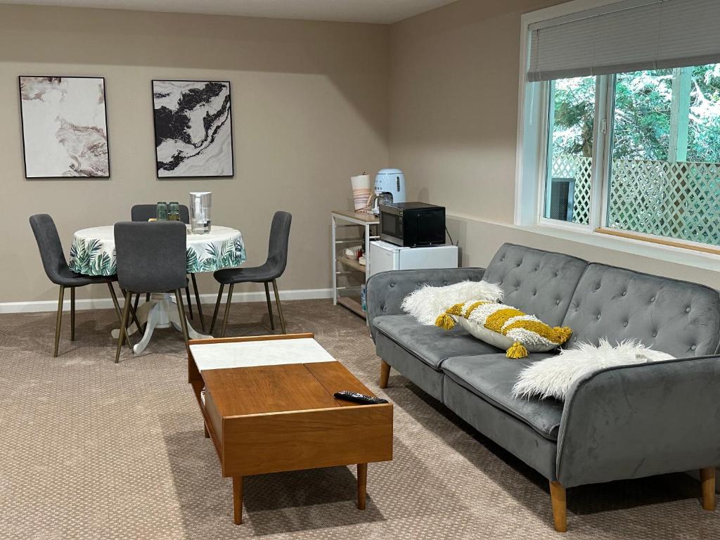 Χώρος καθιστικού στο Spacious Basement with independent entry and yard