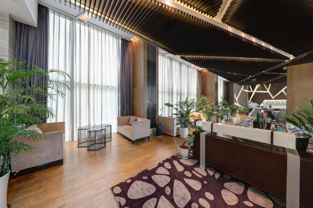 eine Lobby mit Topfpflanzen in einem Gebäude in der Unterkunft Xincheng hotel in Zunyi