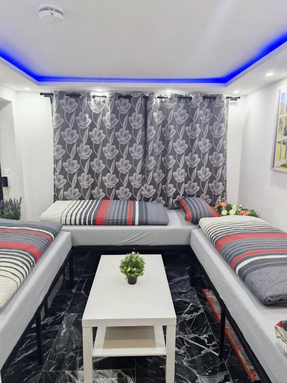 a room with two beds and a table at Ferienwohnung in Büdingen in Büdingen