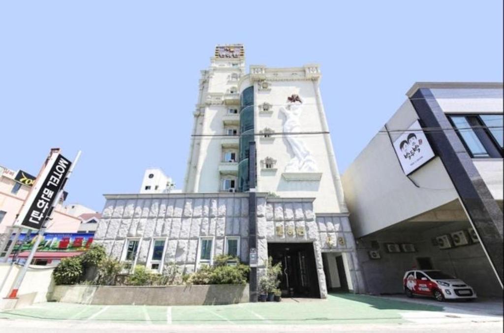 Το κτήριο όπου στεγάζεται  το μοτέλ