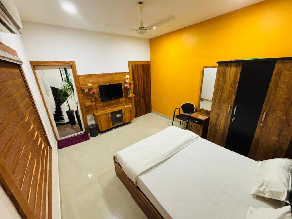 Una televisión o centro de entretenimiento en Ashirvad Avenue