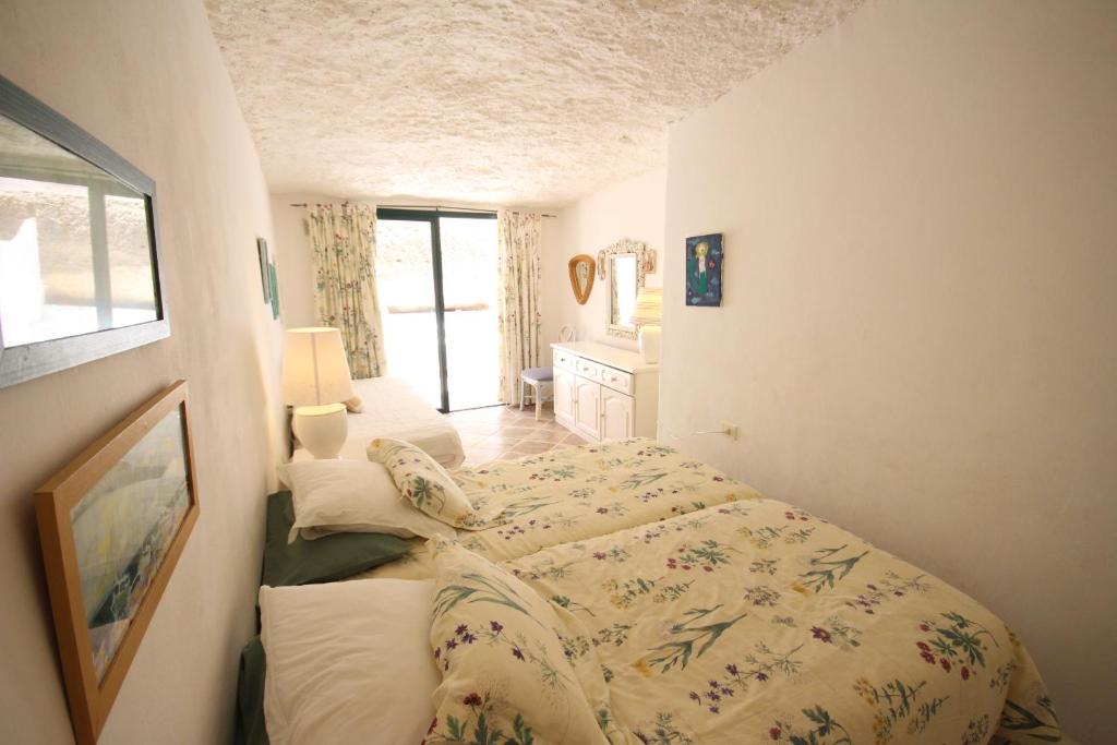 Posteľ alebo postele v izbe v ubytovaní House Cueva del Mar