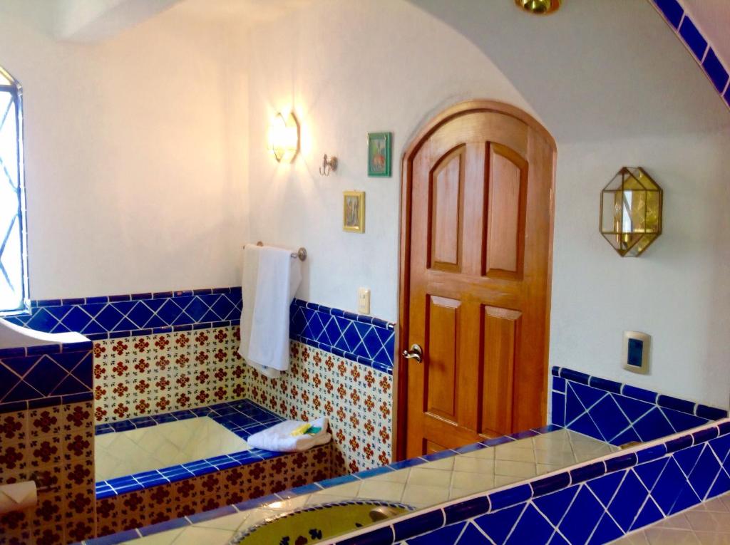 Postel nebo postele na pokoji v ubytování Hotel Las Alamedas Guanajuato