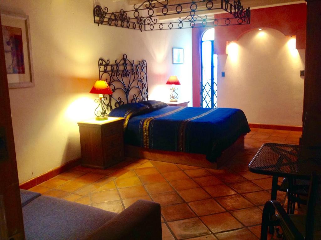 Postel nebo postele na pokoji v ubytování Hotel Las Alamedas Guanajuato