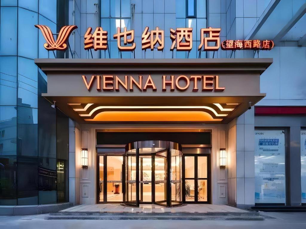 a hotel with a sign that reads venanza hotel at Vienna Hotel Jiangsu Dongtai Wanghai West Road in Dongtai