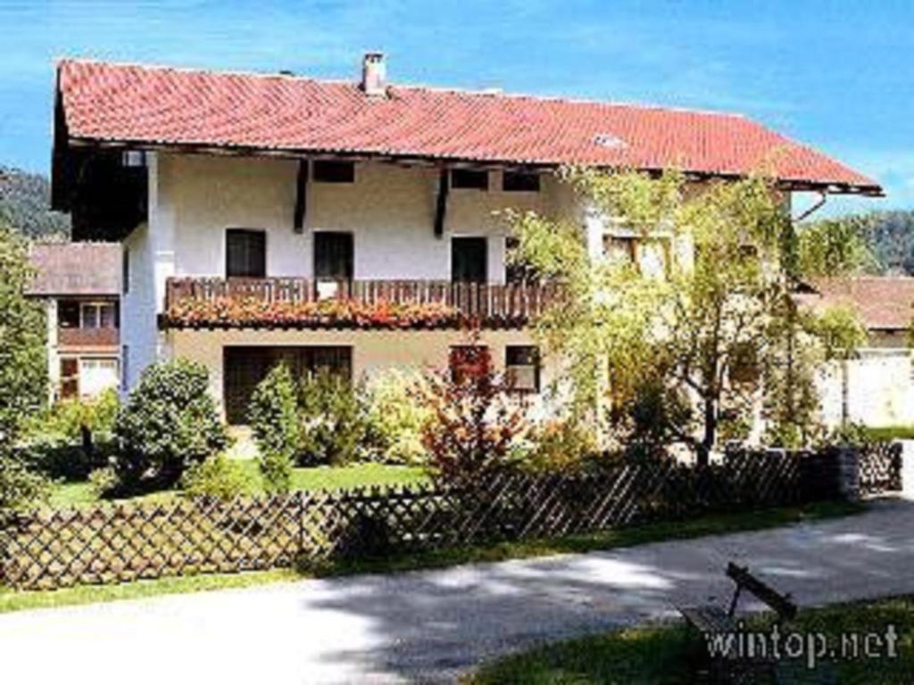 una casa grande con techo rojo en una calle en Gästehaus Buchinger en Bayerisch Eisenstein