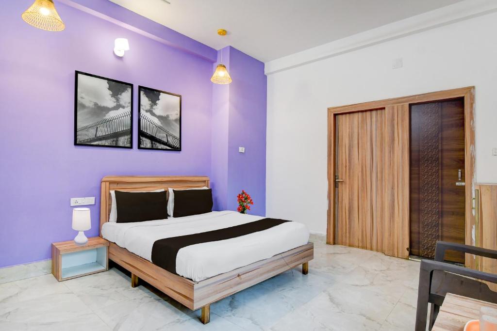 Ένα ή περισσότερα κρεβάτια σε δωμάτιο στο Hotel O Cosmopolis Bhubaneswar Formerly Luxury Stay