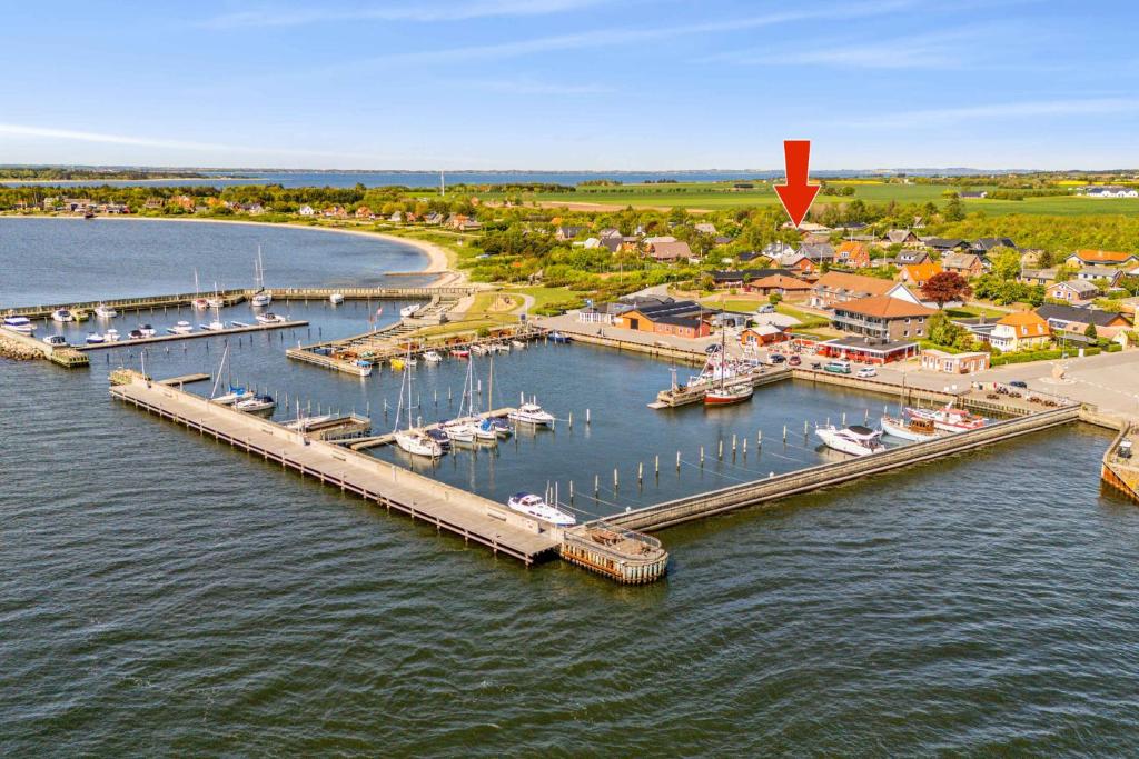 eine Luftaufnahme eines Yachthafens mit Booten im Wasser in der Unterkunft Holiday Home With Hot Tub Incl Final Ing in Fur