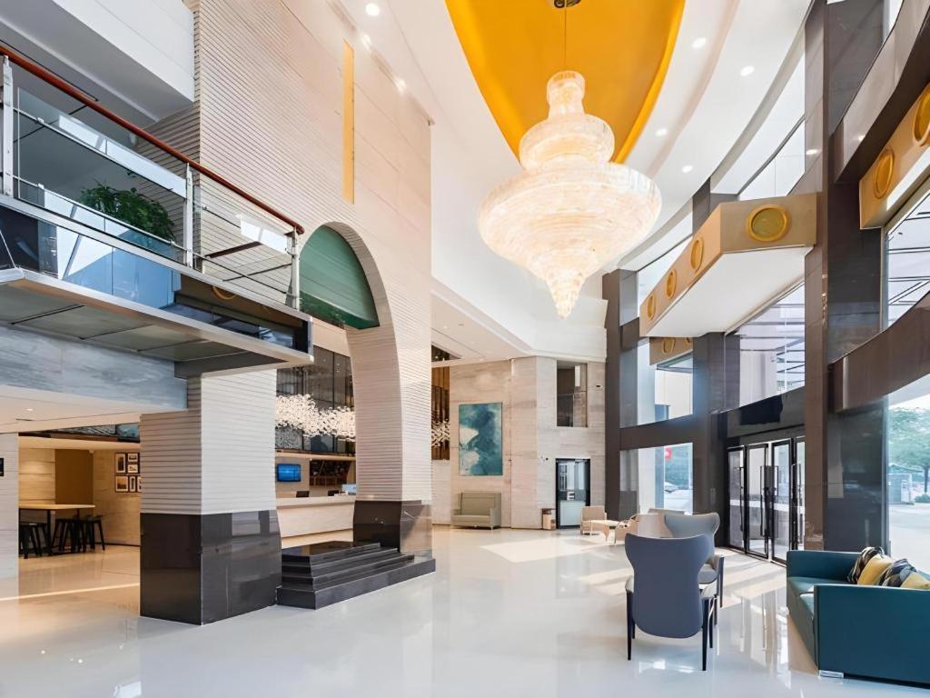 eine Lobby mit einem großen Kronleuchter in einem Gebäude in der Unterkunft City Comfort Inn Dongguan Wangniudun in Zhongtang