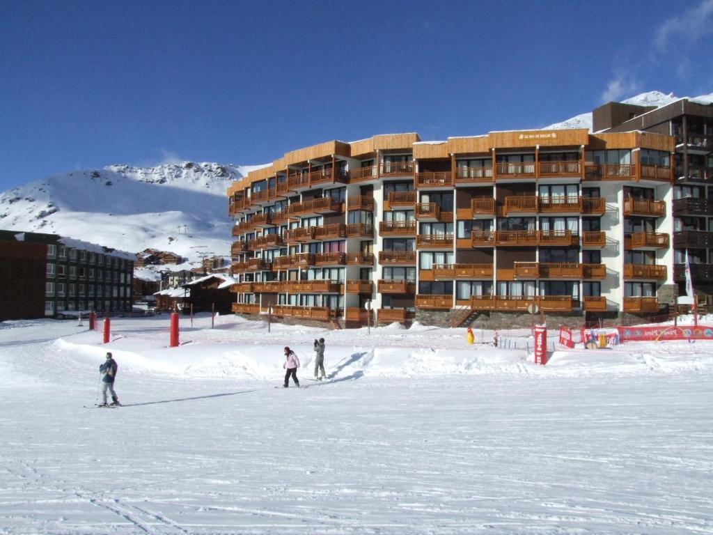 ヴァル・トランスにあるRoc de Peclet Appartements VTIのホテル前の雪上スキー