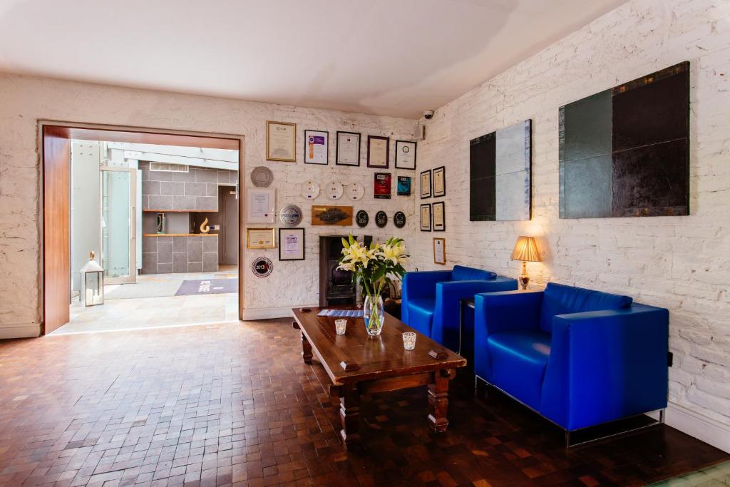 TV a/nebo společenská místnost v ubytování Ice House Hotel
