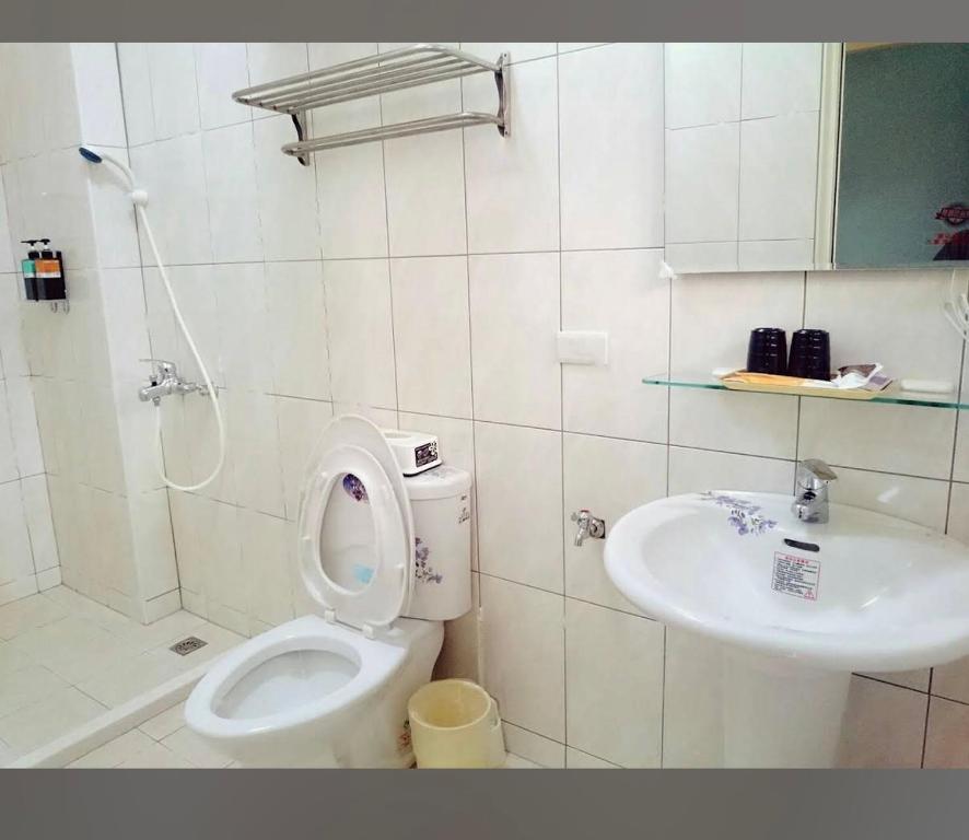 une salle de bains avec toilettes et lavabo dans l'établissement 拼圖休閒民宿, à Hsia-pu-hsia
