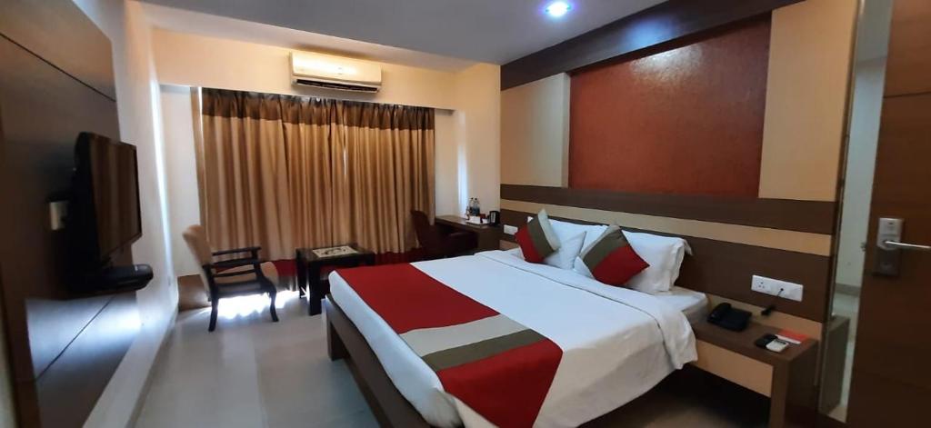 una habitación de hotel con una cama y un televisor en Turtle Beach Resort - Morjim, en Morjim