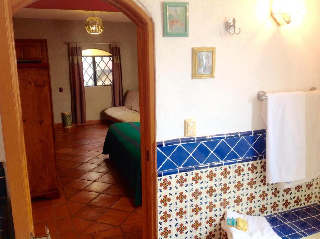 Postel nebo postele na pokoji v ubytování Hotel Las Alamedas Guanajuato