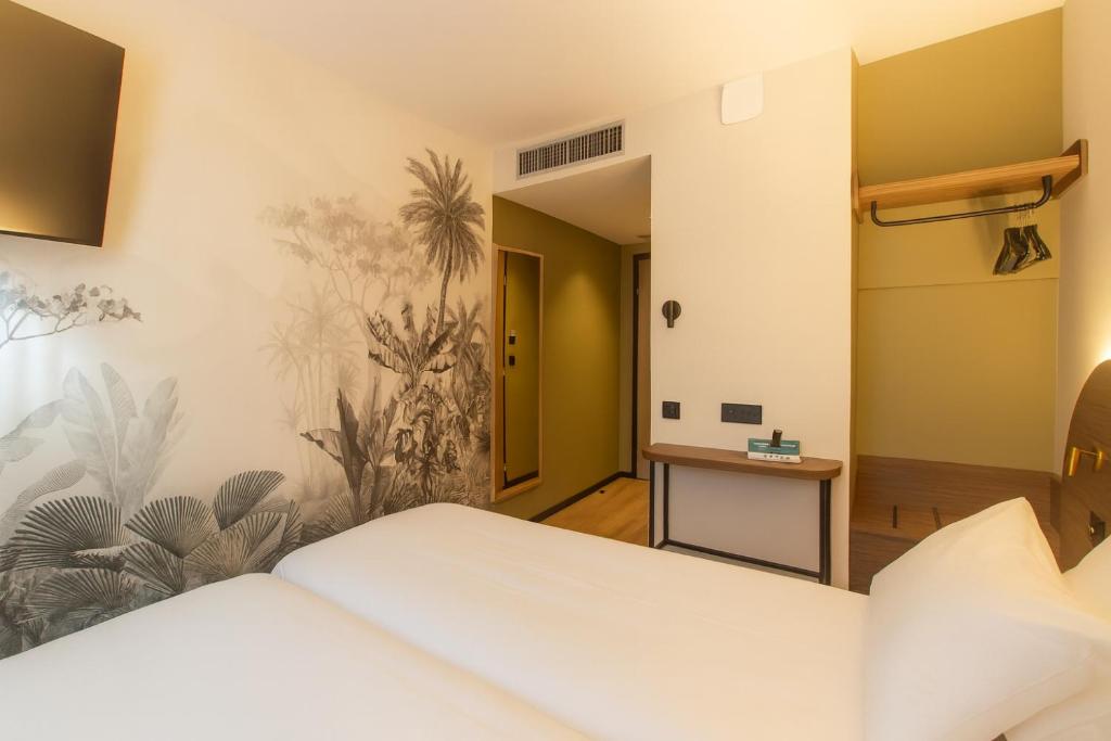 Ένα ή περισσότερα κρεβάτια σε δωμάτιο στο Logis Hôtel de Port d'Alon - St Cyr sur Mer