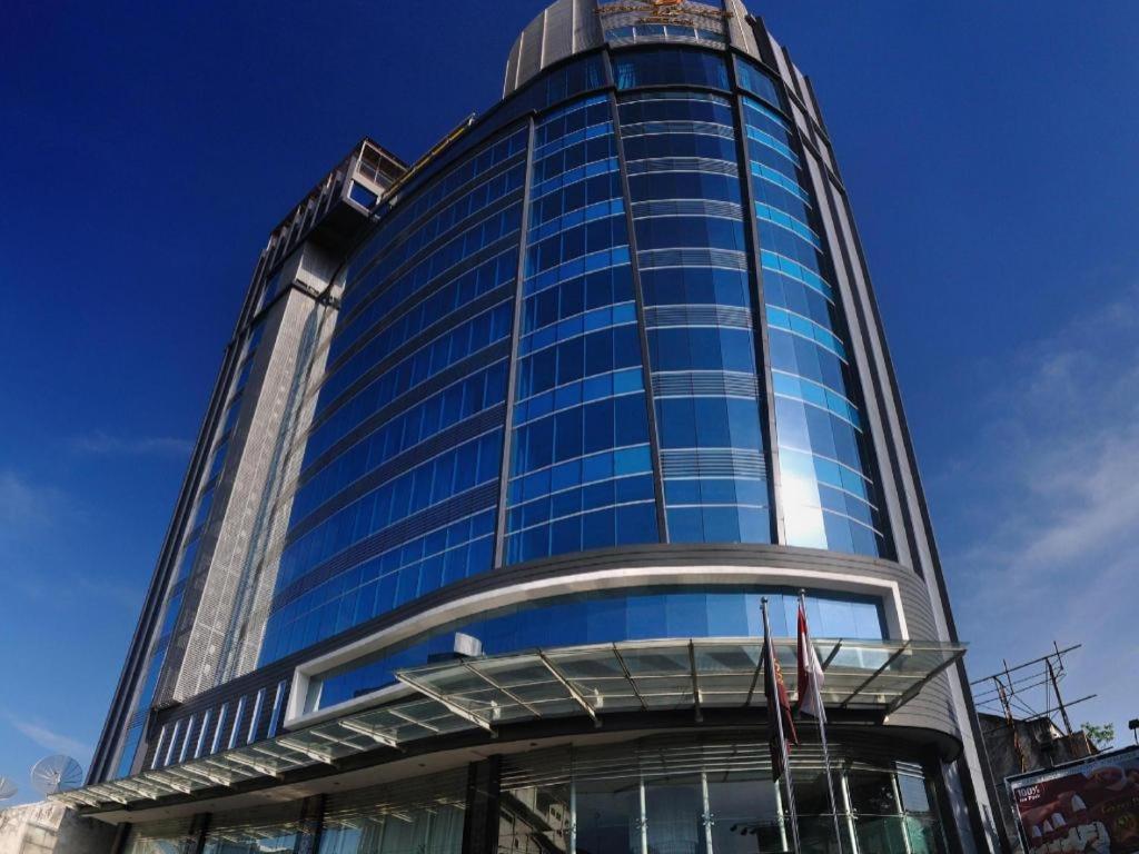 ein hohes Gebäude mit vielen Fenstern in der Unterkunft Hermes Palace Hotel Medan in Medan