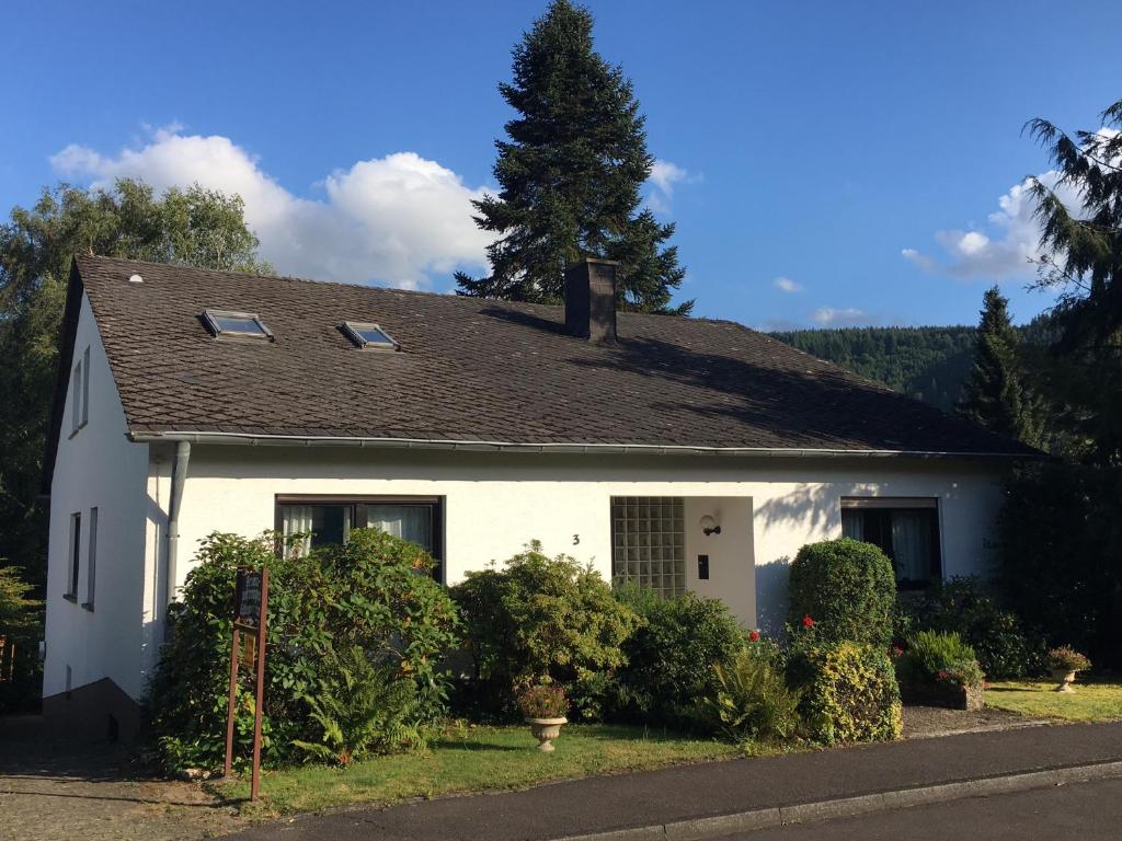 a white house with a brown roof at Ferienwohnung Malk in Traben-Trarbach