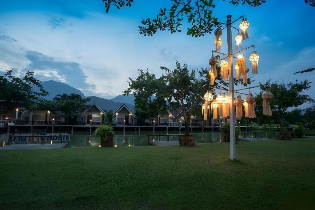 Nespecifikovaný výhled na hory nebo výhled na hory při pohledu z rezortu