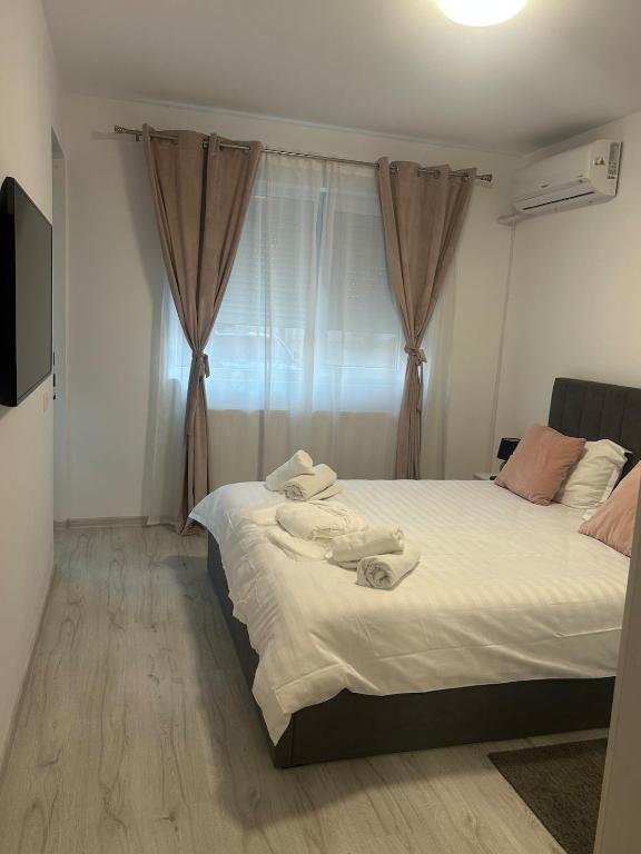 ein Schlafzimmer mit einem Bett mit Handtüchern darauf in der Unterkunft Kamu Military Residence Studio in Chiajna