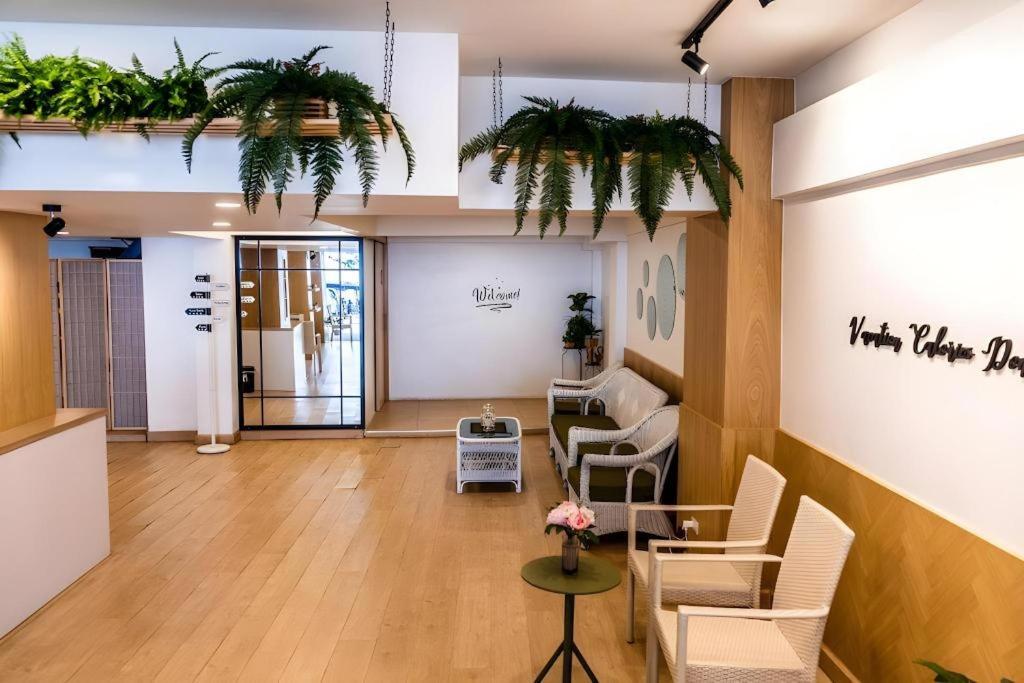 ein Büro mit von der Decke hängenden Pflanzen in der Unterkunft Magic House Hostel in Cha-am