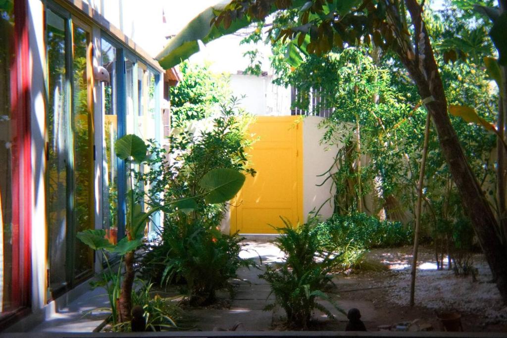 une porte jaune sur le côté du bâtiment dans l'établissement The 37Villa Phan Thiet by 89living, à Phan Thiết
