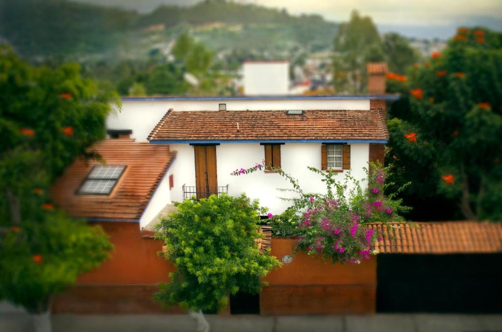 uma pequena casa branca com varanda e flores em Oaxaca Deleite em Oaxaca de Juárez