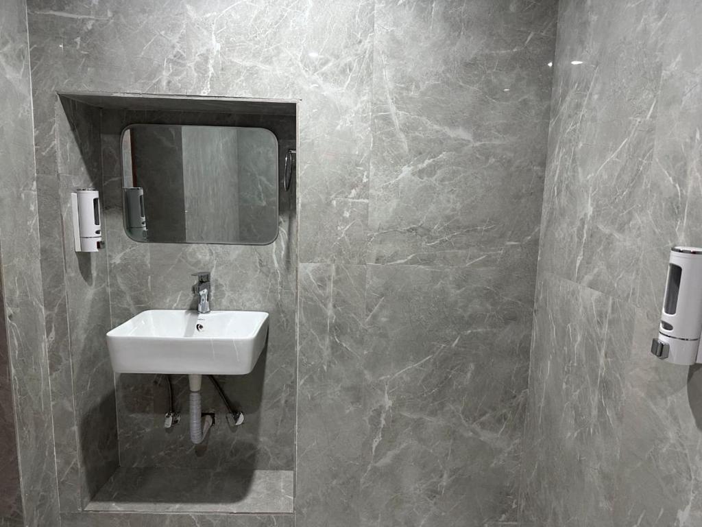 Ένα μπάνιο στο Shree Vishwanath Retreat Premium And Deluxe Rooms