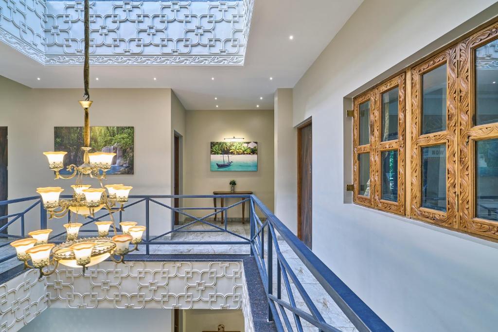 Ένα ή περισσότερα κρεβάτια σε δωμάτιο στο SaffronStays Kailasa