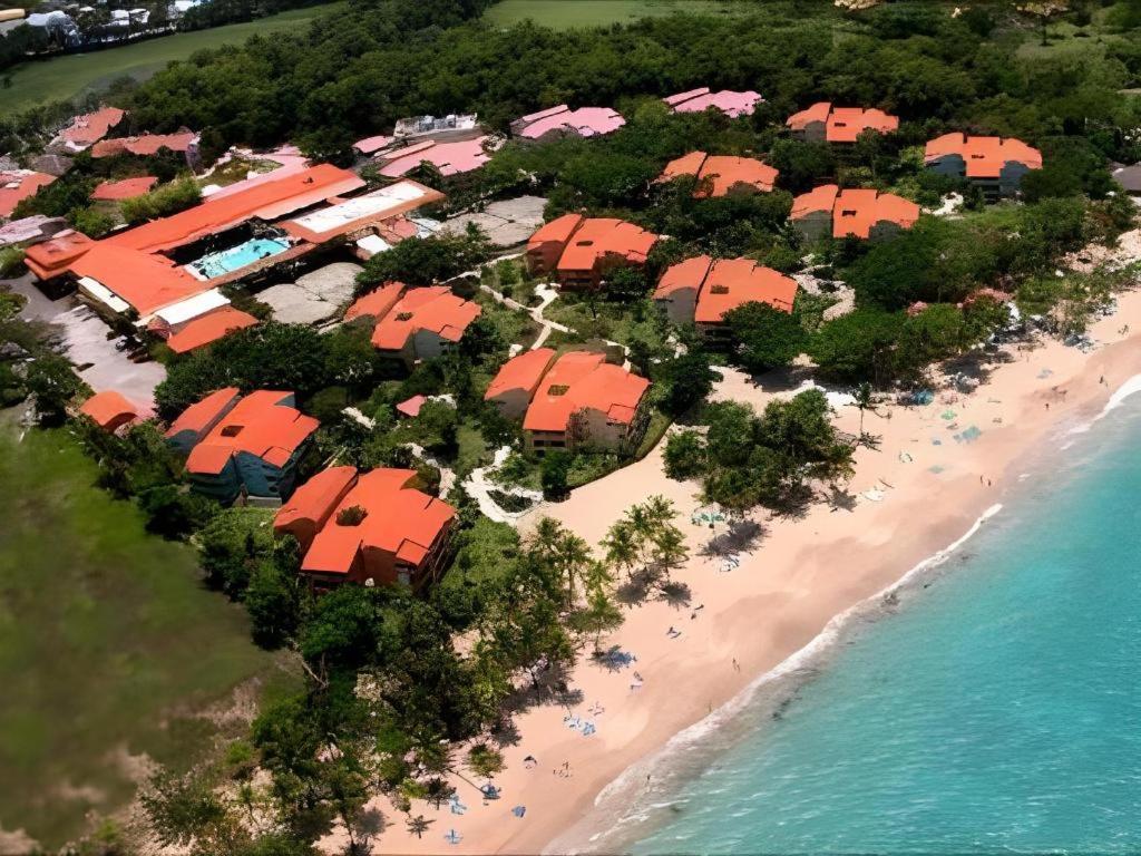 eine Luftaufnahme eines Resorts an einem Strand in der Unterkunft Celuisma Playa Dorada All Inclusive in Cantabria