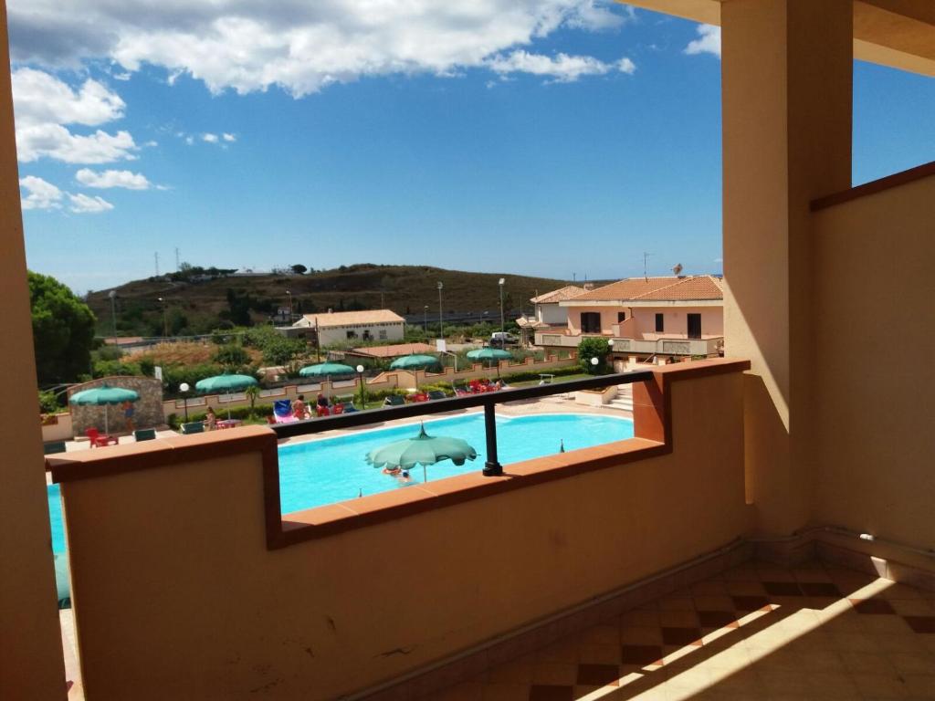 - une vue depuis le balcon d'un complexe avec piscine dans l'établissement Hotel San Giorgio, à San Nicola Arcella