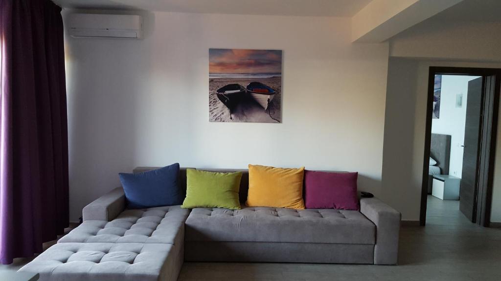 ママイアにあるApartament Sophia Mamaiaのリビングルーム(カラフルな枕とソファ付)