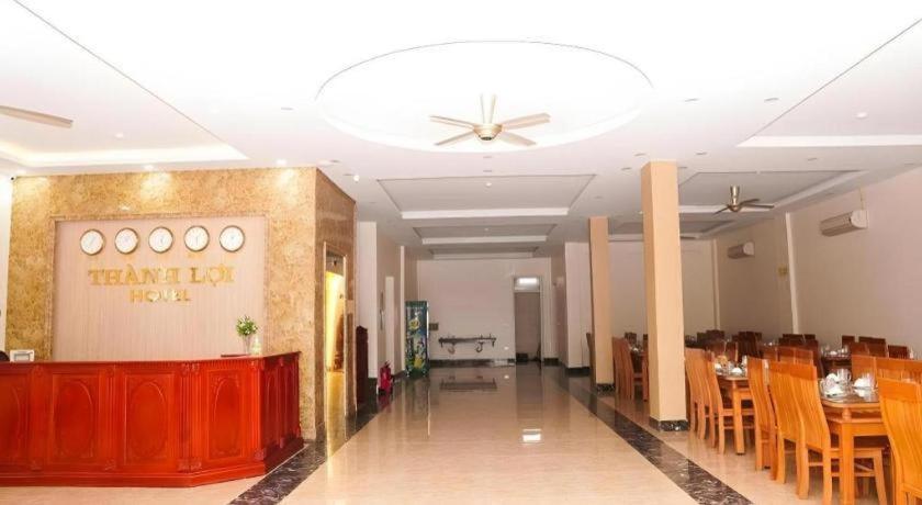 ein Esszimmer mit Tischen und Stühlen und einer Decke in der Unterkunft Hotel Thanh loi in Mỹ Ðuc